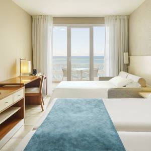 Triple room with sea views Hotel ILUNION Fuengirola