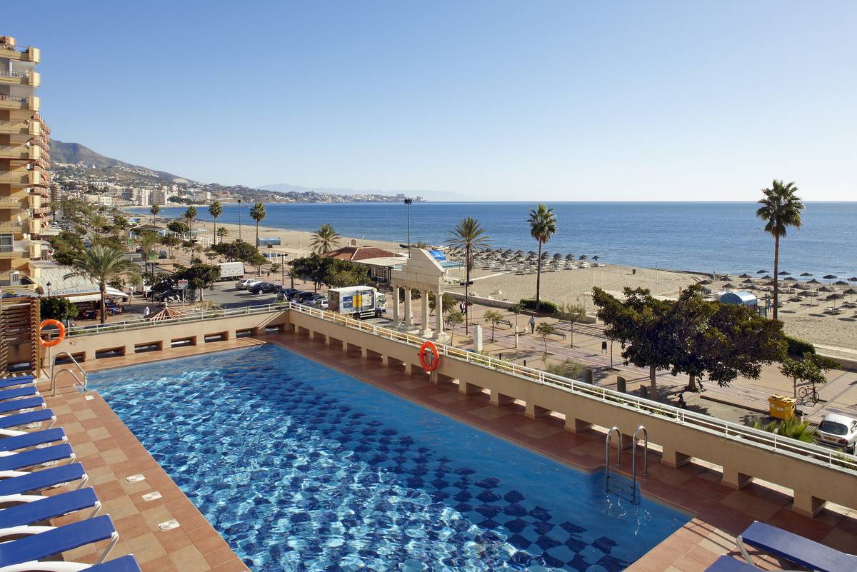 Outdoor swimming pool Hotel ILUNION Fuengirola