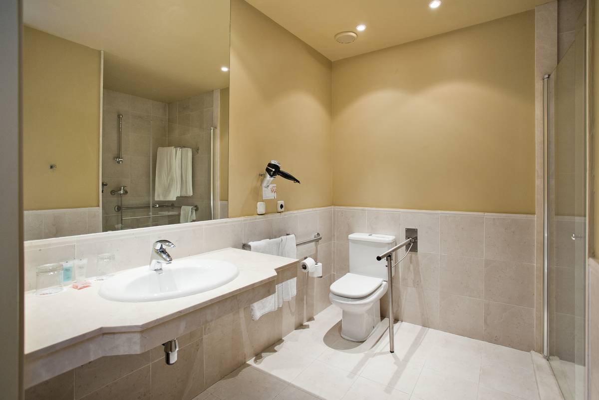 Bathroom Hotel ILUNION Fuengirola